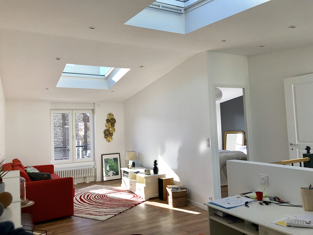 Surélévation avec fenêtre de toit pour faire passer la lumière dans cette surélévation de maison à Nantes, réalisée par Rénov Energy